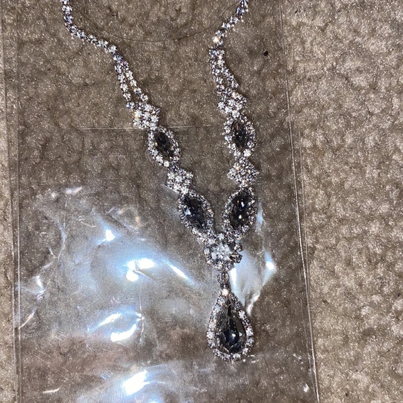 Windsor earrings and necklace set silver - Picture 3 of 4